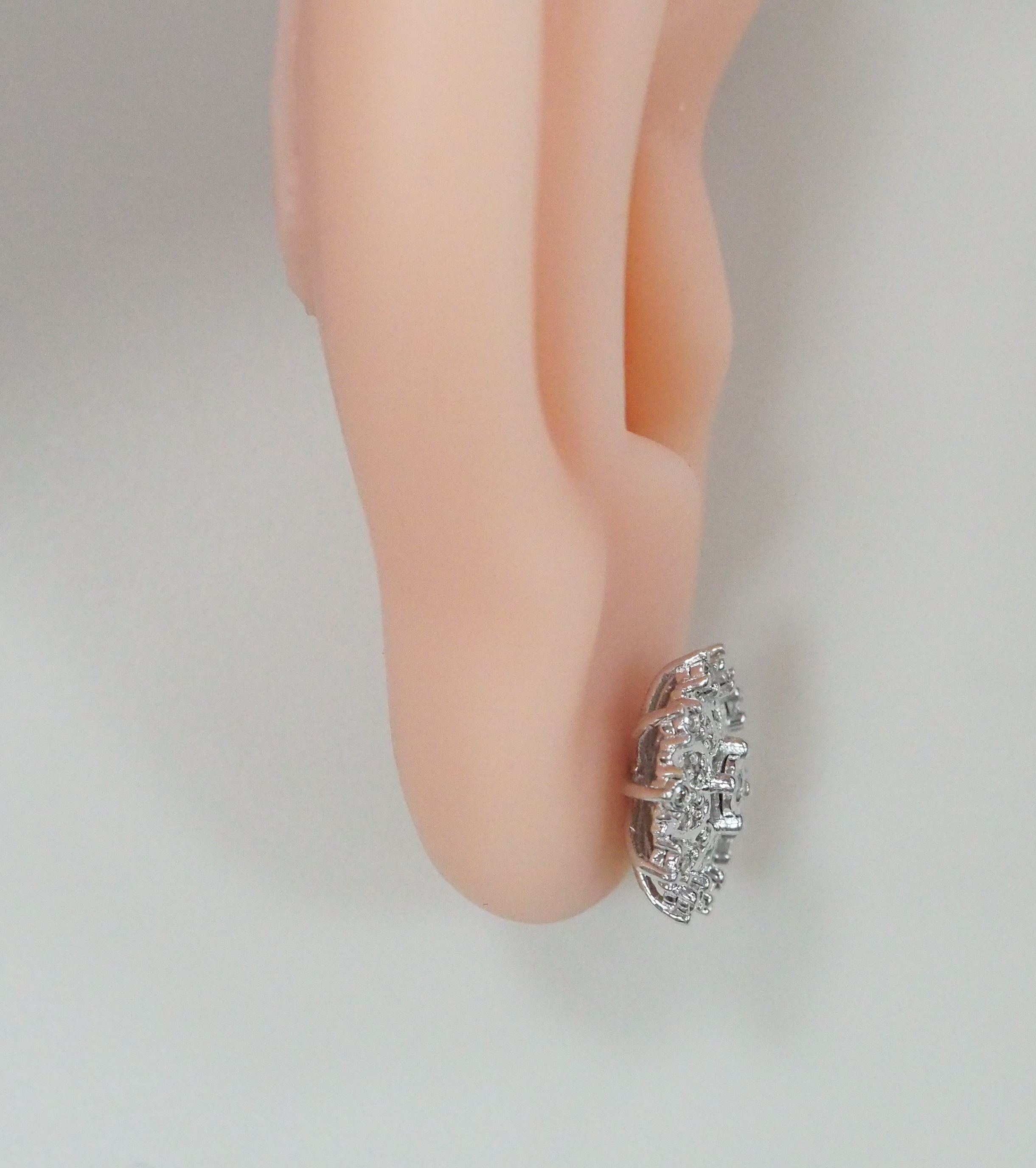 Серебряные серьги-пусеты с бриллиантами